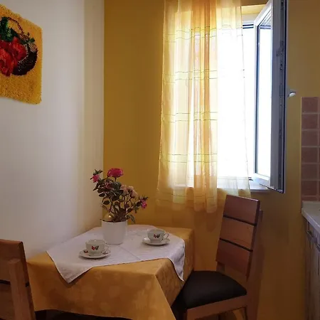 With Parking Space Bol, Brac - 2890 Apartamento